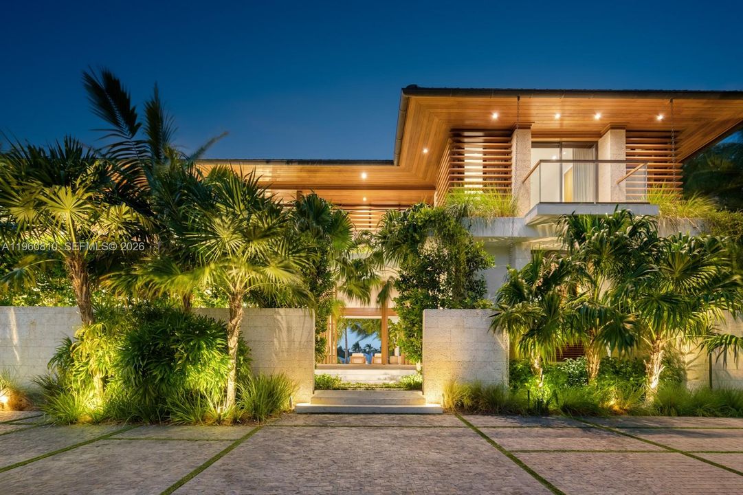 Vendido Recientemente: $47,000,000 (6 camas, 7 baños, 8016 Pies cuadrados)