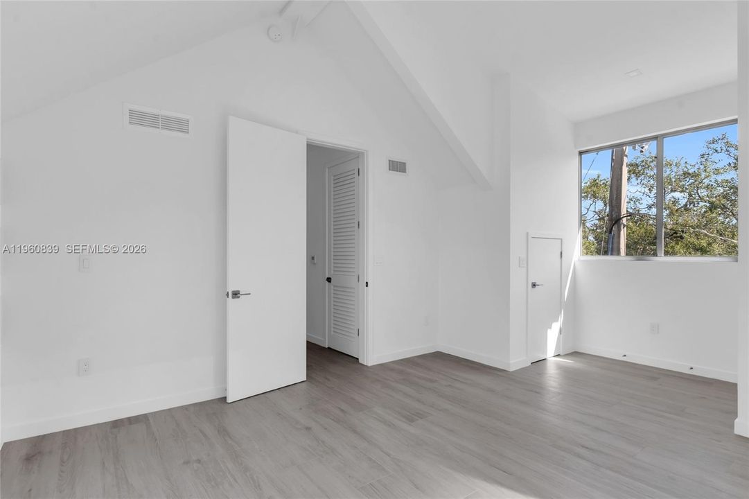 Под контрактом: $8,950 (4 спален, 2 ванн, 2200 Квадратных фут)