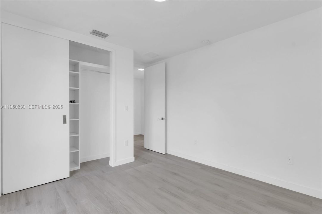 Под контрактом: $8,950 (4 спален, 2 ванн, 2200 Квадратных фут)