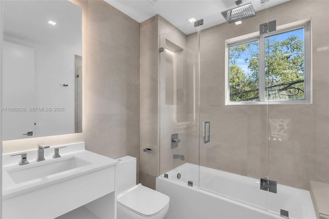 Под контрактом: $8,950 (4 спален, 2 ванн, 2200 Квадратных фут)