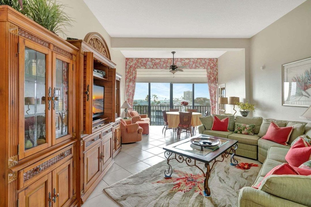 LARGE LIVING ROOM