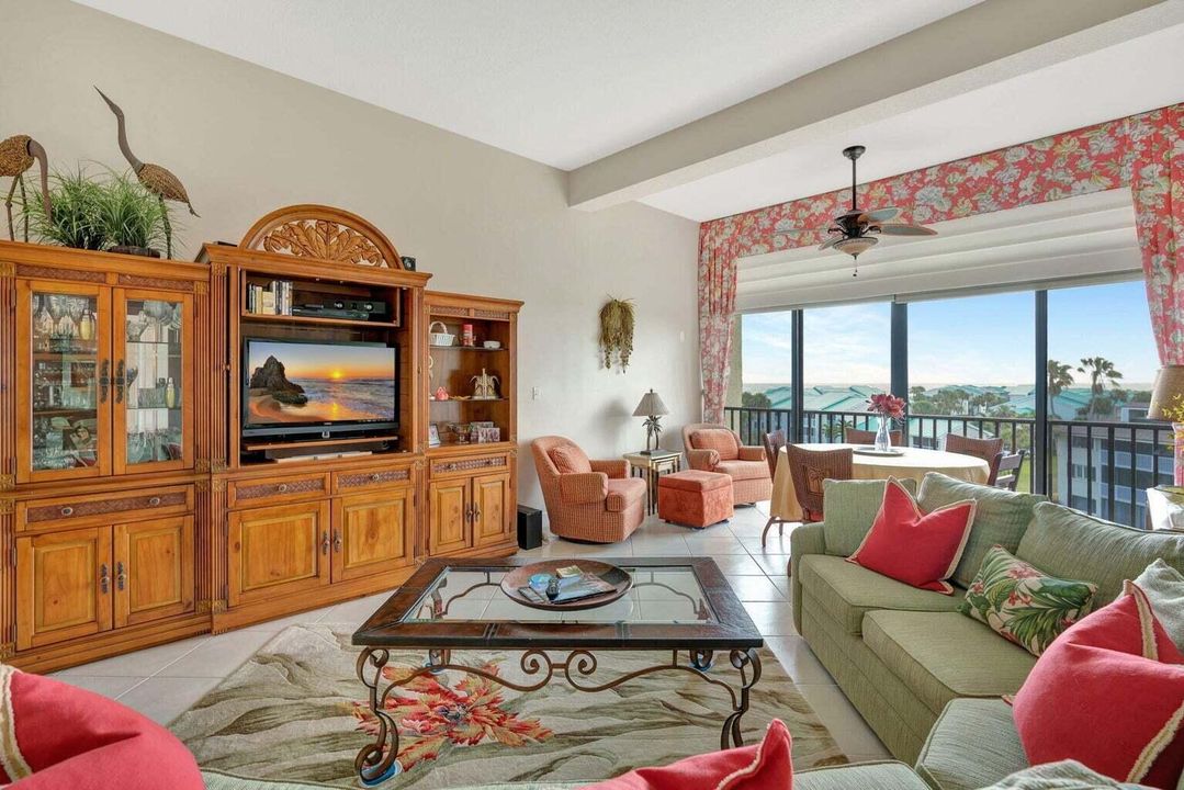 LIVING ROOM & VAULTED CEILINGS