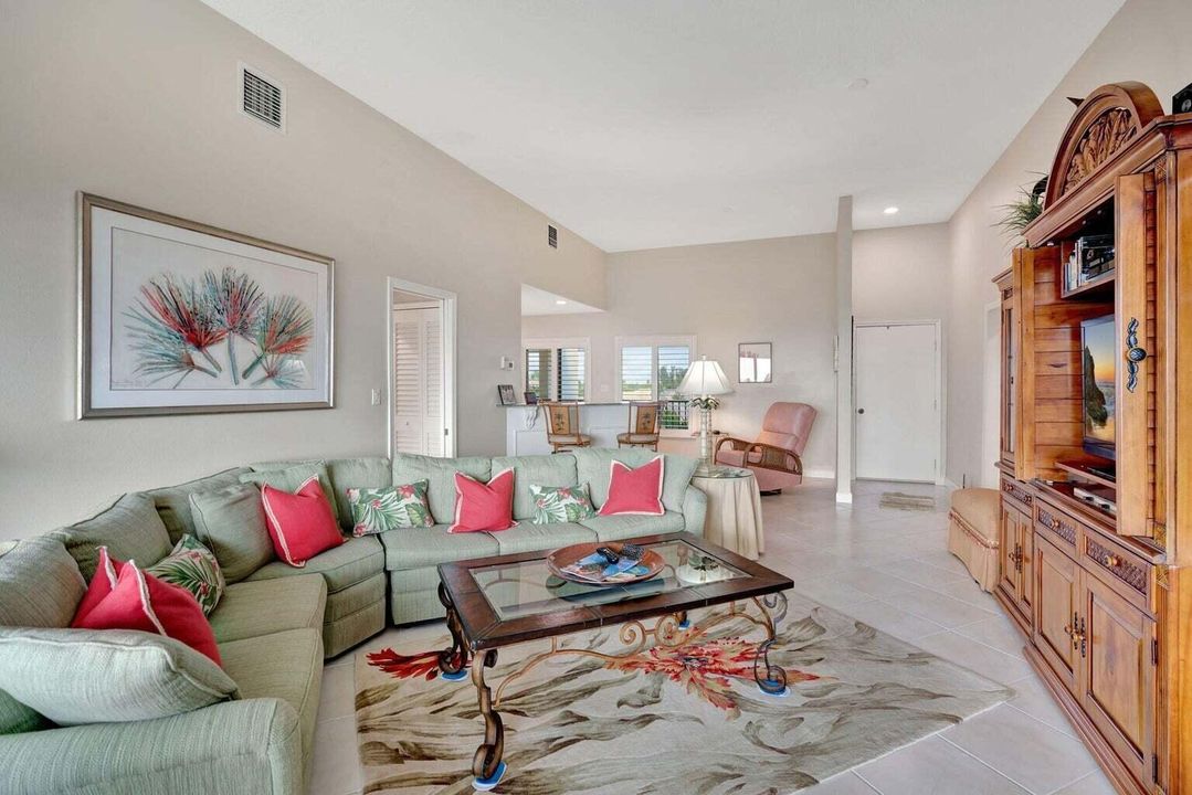 LARGE EXTENDED LIVING ROOM