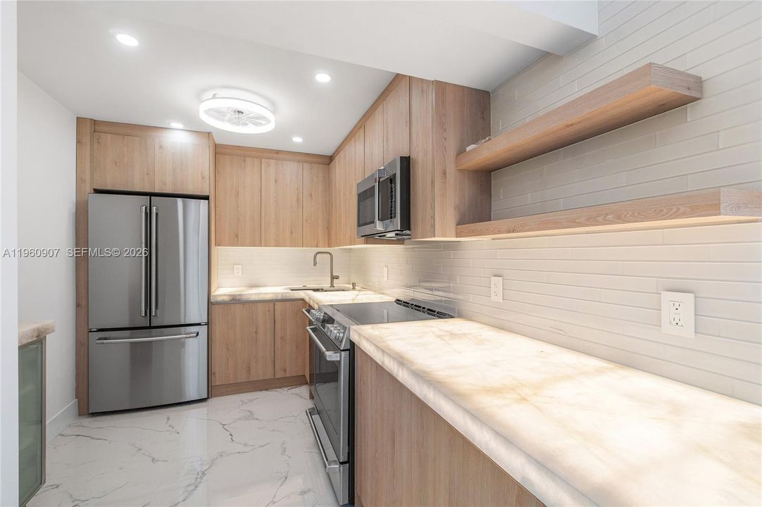 На продажу: $965,000 (2 спален, 2 ванн, 1100 Квадратных фут)
