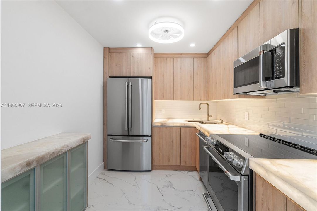 На продажу: $965,000 (2 спален, 2 ванн, 1100 Квадратных фут)