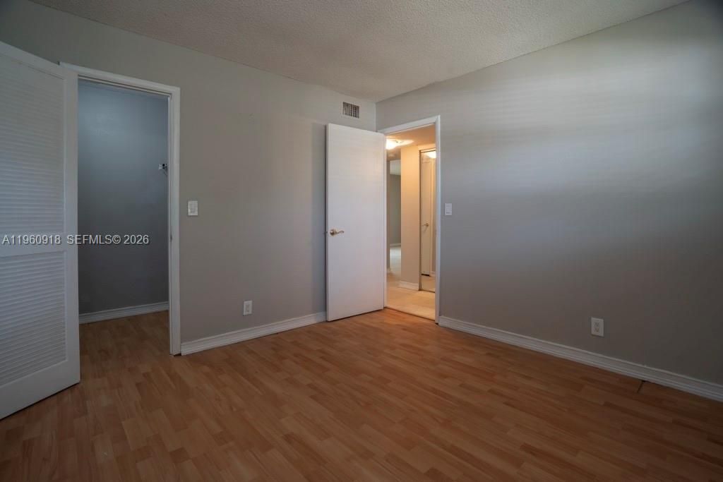 На продажу: $175,000 (2 спален, 1 ванн, 840 Квадратных фут)