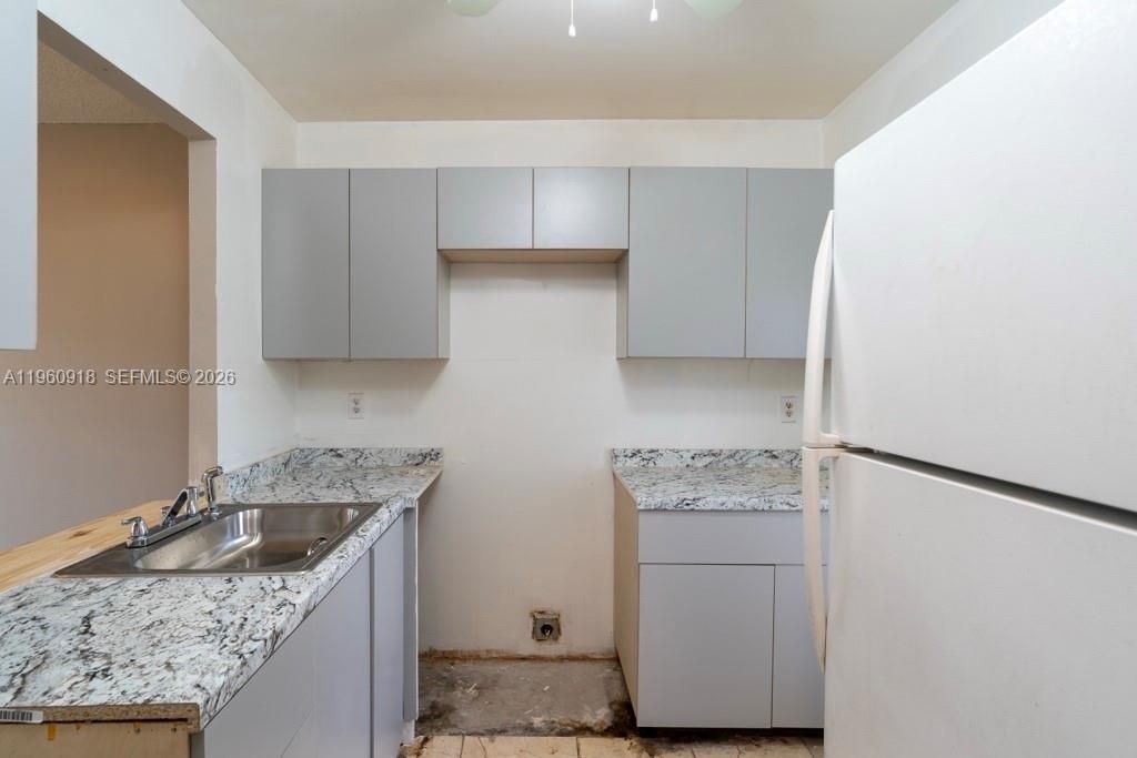 На продажу: $175,000 (2 спален, 1 ванн, 840 Квадратных фут)