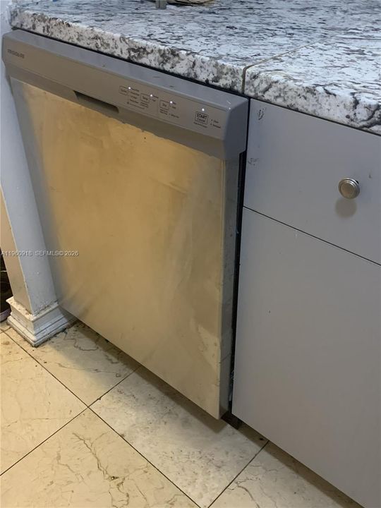На продажу: $175,000 (2 спален, 1 ванн, 840 Квадратных фут)