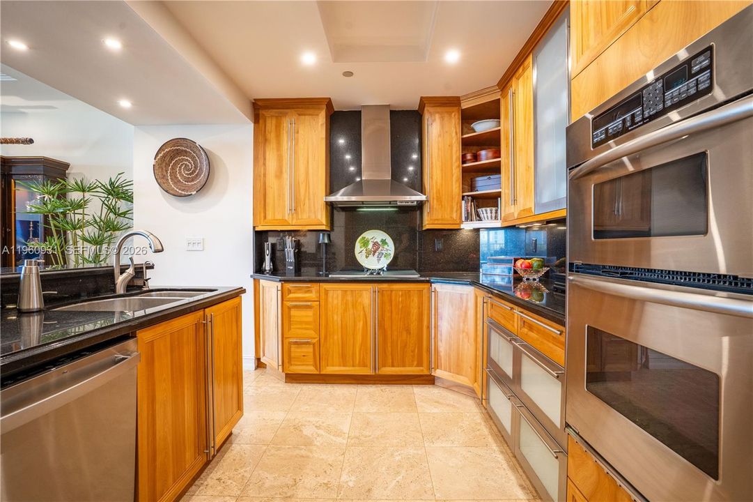Kitchen feature: Stainless steel appliances.