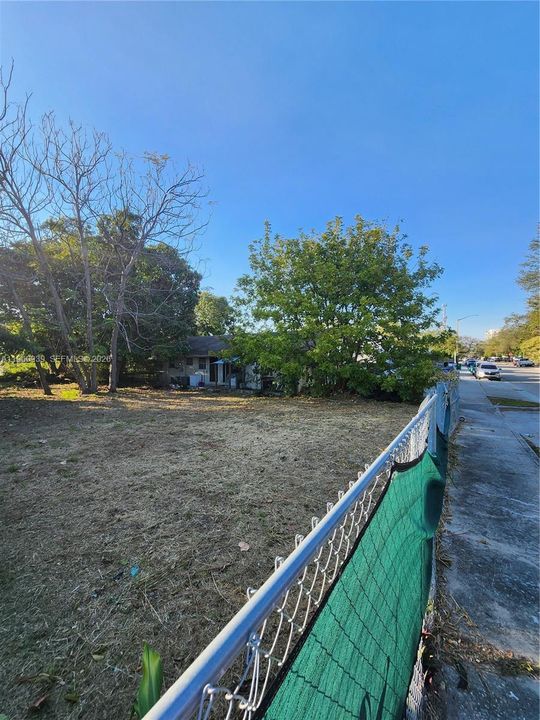 На продажу: $289,000 (0.14 acres)