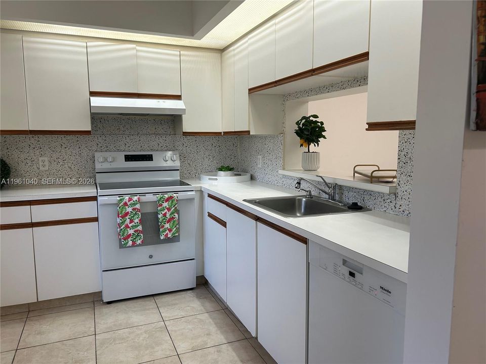 Под контрактом: $215,000 (2 спален, 2 ванн, 1193 Квадратных фут)
