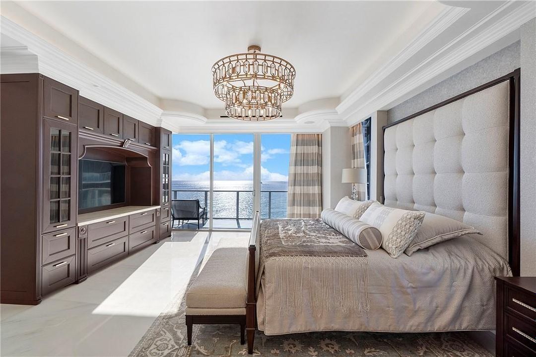 MASTER BEDROOM SUITE