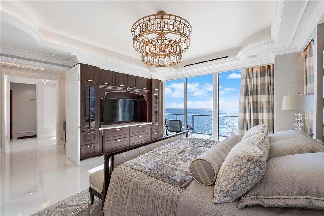 MASTER BEDROOM SUITE