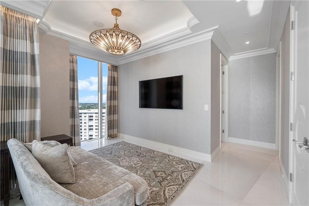 MASTER BEDROOM SUITE