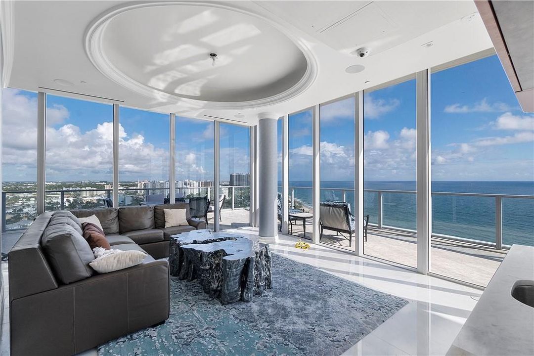 SKY LOUNGE LIVING ROOM