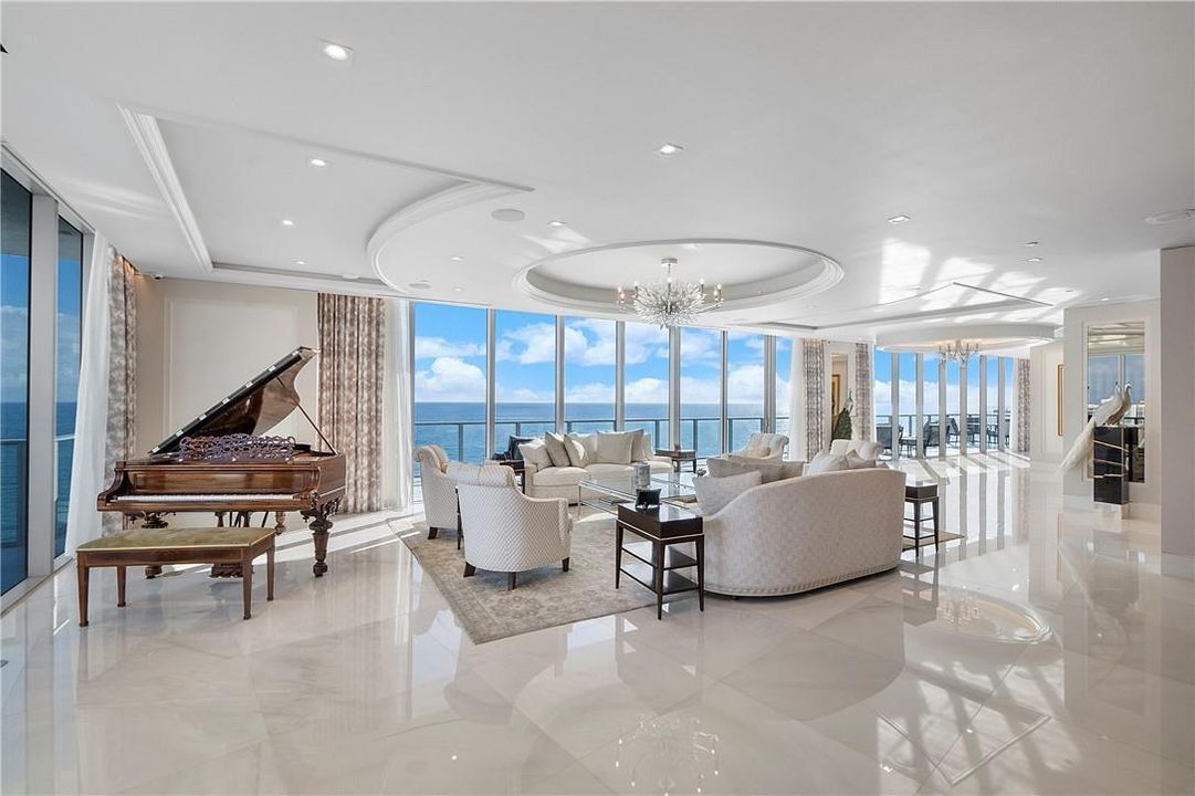 MAIN LIVING ROOM