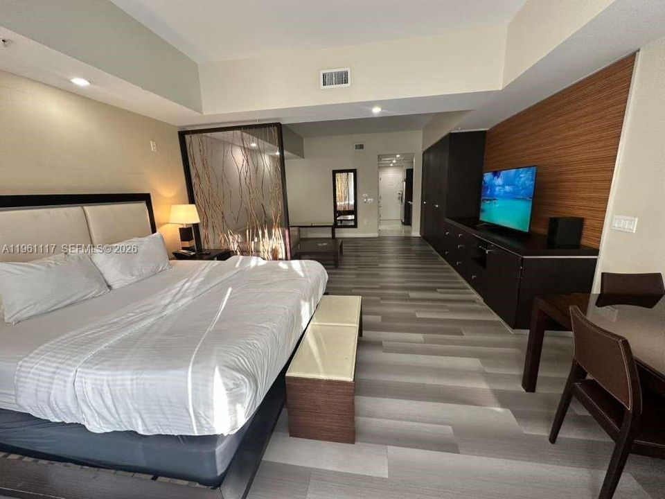 待售: $145,000 (1 贝兹, 1 浴室, 705 平方英尺)