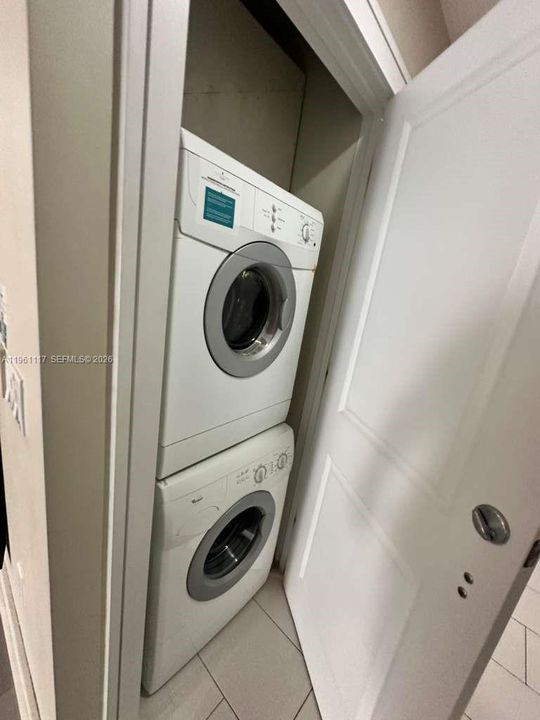 待售: $145,000 (1 贝兹, 1 浴室, 705 平方英尺)