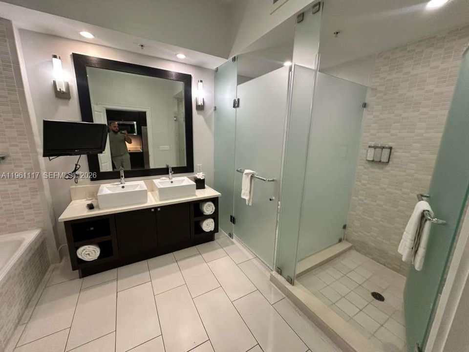 待售: $145,000 (1 贝兹, 1 浴室, 705 平方英尺)