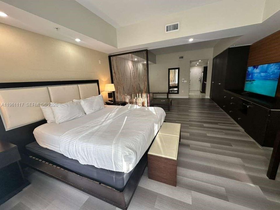 待售: $145,000 (1 贝兹, 1 浴室, 705 平方英尺)