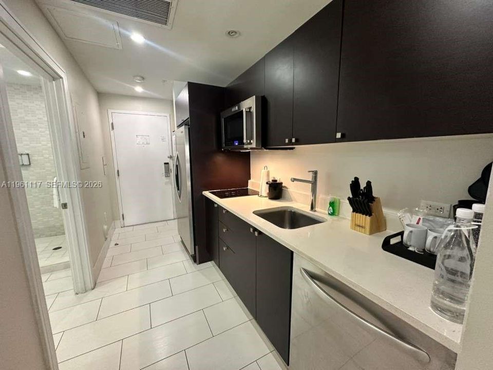 待售: $145,000 (1 贝兹, 1 浴室, 705 平方英尺)