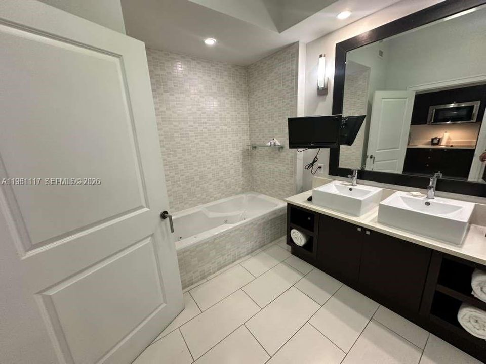 待售: $145,000 (1 贝兹, 1 浴室, 705 平方英尺)