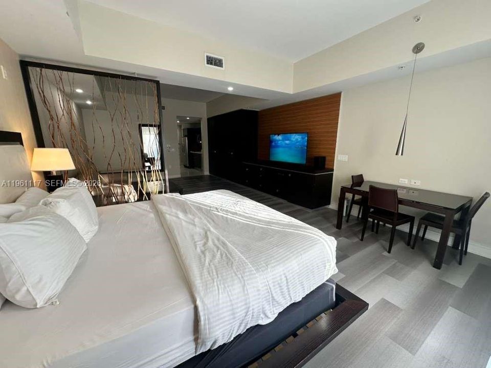 待售: $145,000 (1 贝兹, 1 浴室, 705 平方英尺)