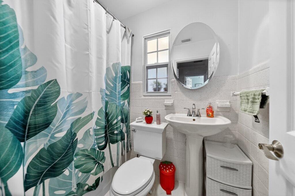 guestbath1.jpg-SMALL