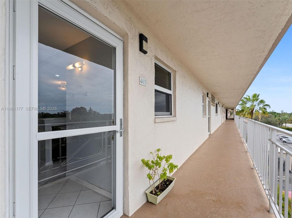 For Sale: $119,900 (2 beds, 2 baths, 982 Square Feet)