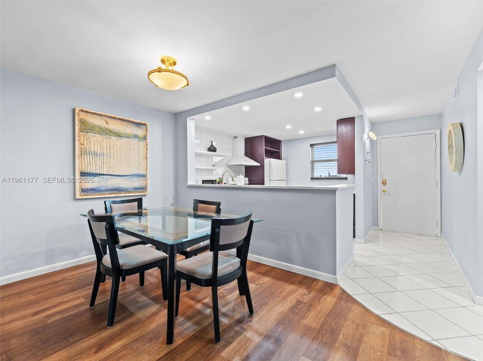 For Sale: $119,900 (2 beds, 2 baths, 982 Square Feet)