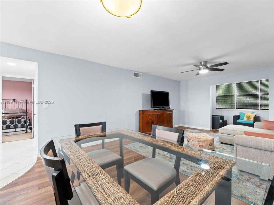 For Sale: $119,900 (2 beds, 2 baths, 982 Square Feet)