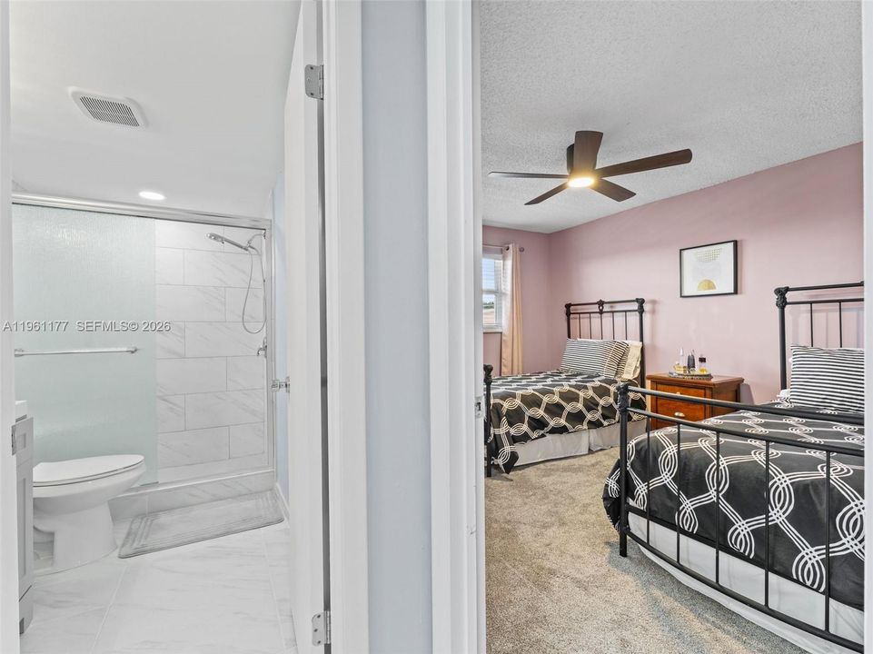 For Sale: $119,900 (2 beds, 2 baths, 982 Square Feet)