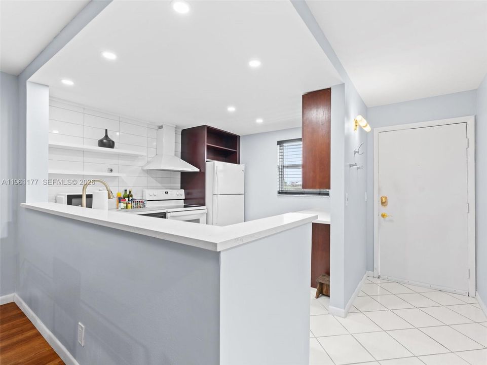 For Sale: $119,900 (2 beds, 2 baths, 982 Square Feet)