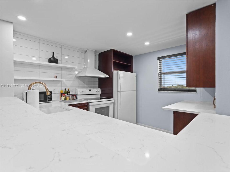 For Sale: $119,900 (2 beds, 2 baths, 982 Square Feet)
