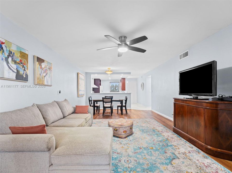 For Sale: $119,900 (2 beds, 2 baths, 982 Square Feet)