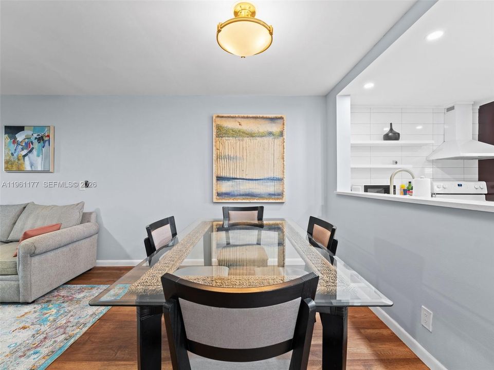 For Sale: $119,900 (2 beds, 2 baths, 982 Square Feet)