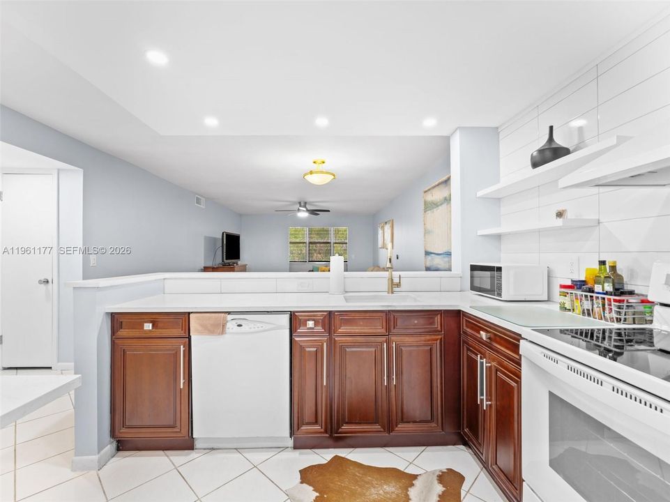 For Sale: $119,900 (2 beds, 2 baths, 982 Square Feet)