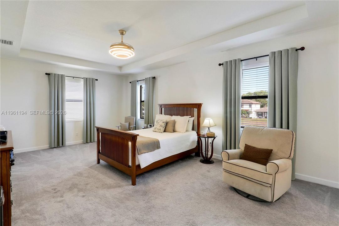 En Venta: $639,999 (4 camas, 3 baños, 2737 Pies cuadrados)