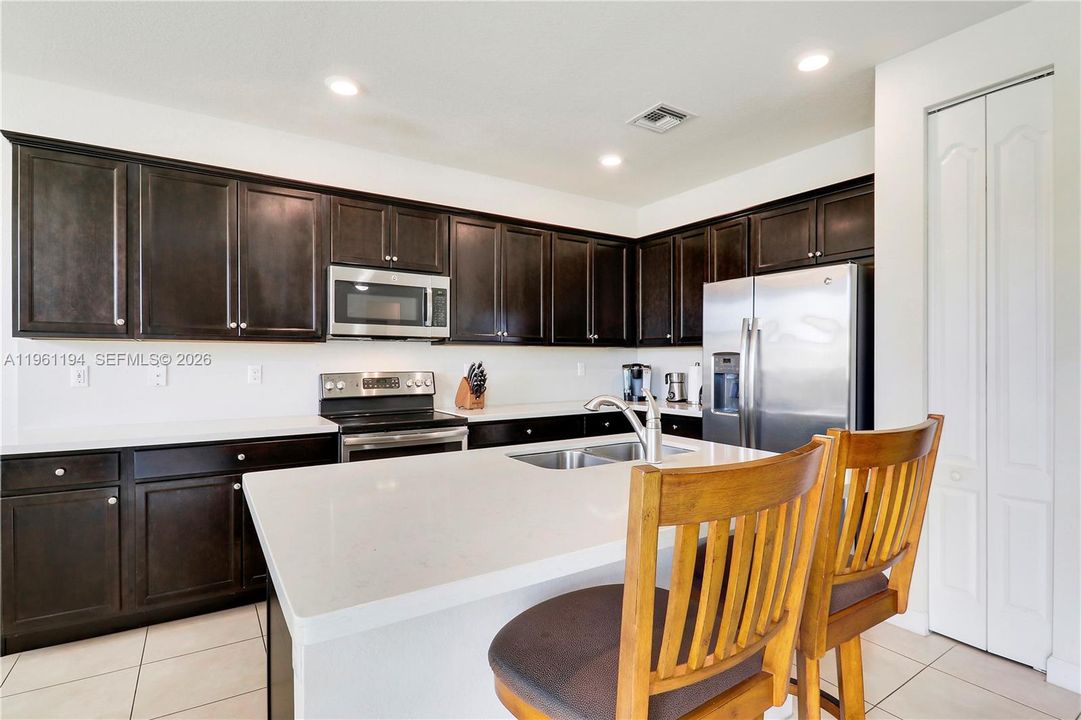 En Venta: $639,999 (4 camas, 3 baños, 2737 Pies cuadrados)