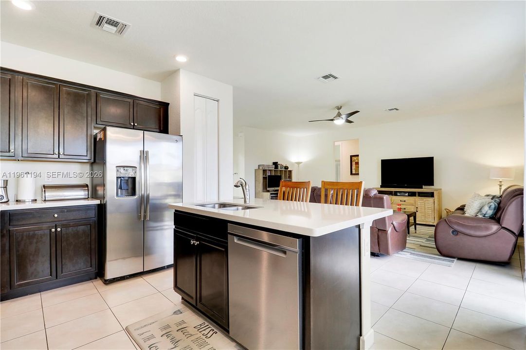 En Venta: $639,999 (4 camas, 3 baños, 2737 Pies cuadrados)