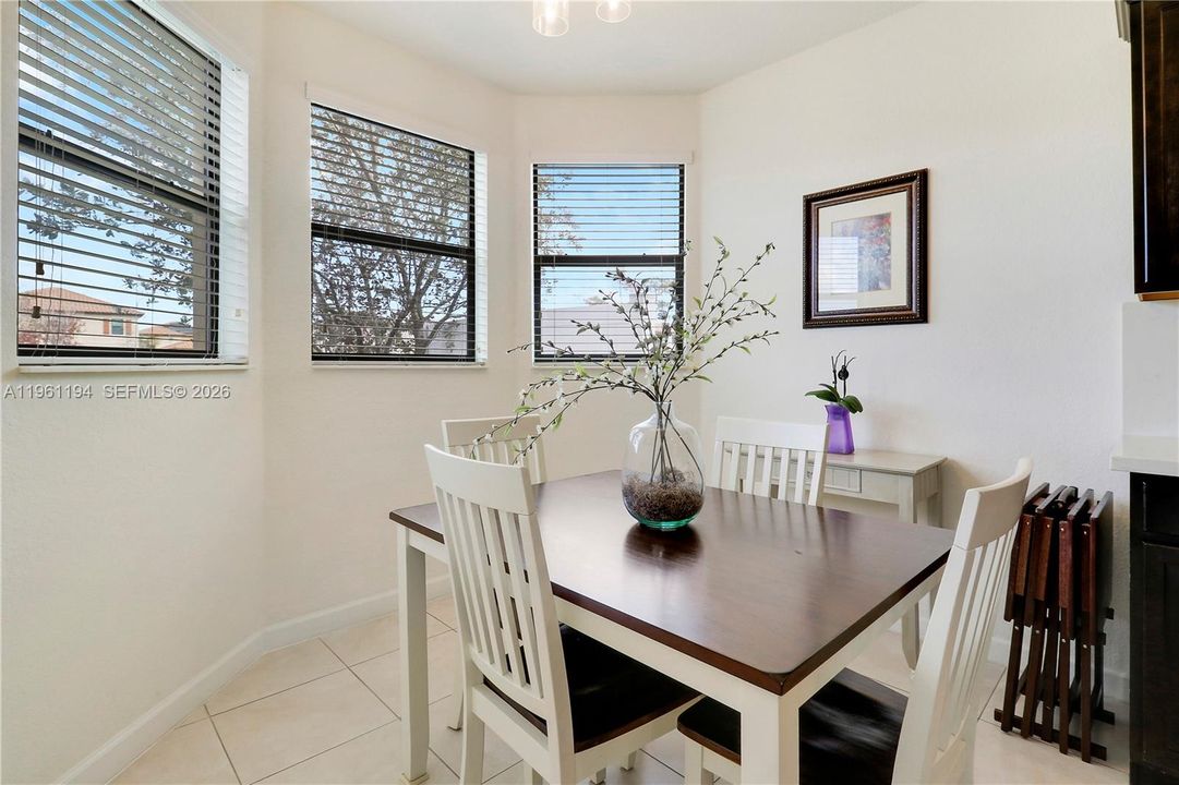 En Venta: $639,999 (4 camas, 3 baños, 2737 Pies cuadrados)