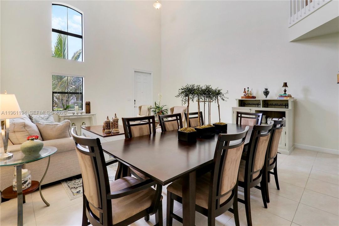 En Venta: $639,999 (4 camas, 3 baños, 2737 Pies cuadrados)
