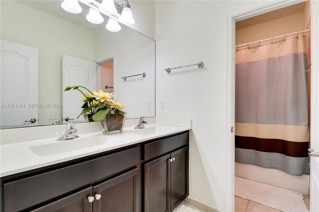 En Venta: $639,999 (4 camas, 3 baños, 2737 Pies cuadrados)
