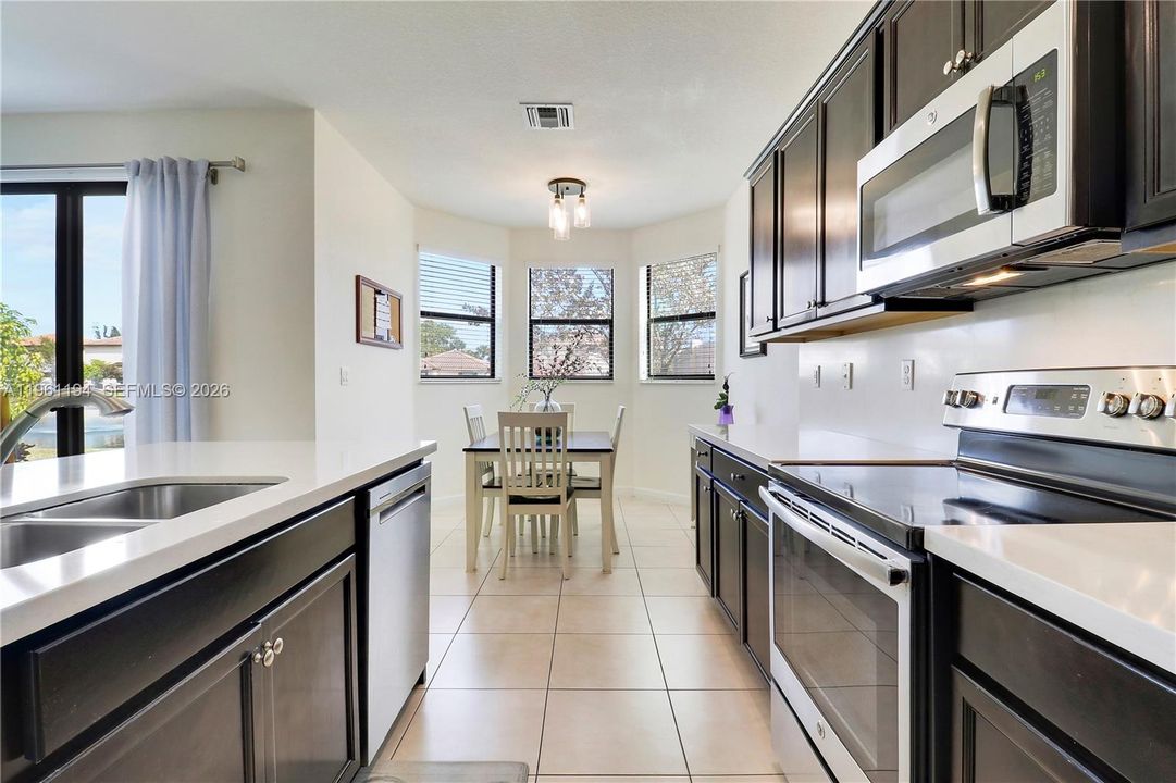 En Venta: $639,999 (4 camas, 3 baños, 2737 Pies cuadrados)