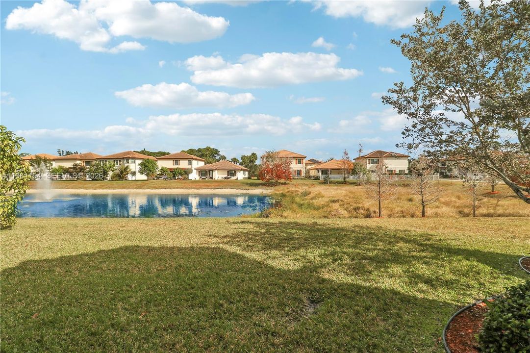 En Venta: $639,999 (4 camas, 3 baños, 2737 Pies cuadrados)