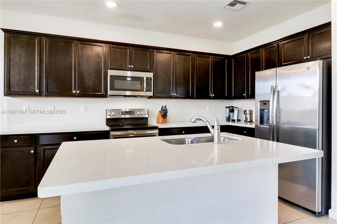En Venta: $639,999 (4 camas, 3 baños, 2737 Pies cuadrados)