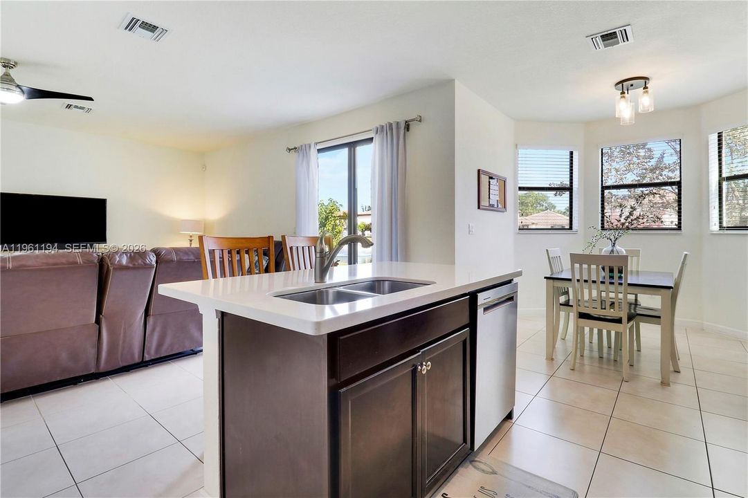 En Venta: $639,999 (4 camas, 3 baños, 2737 Pies cuadrados)
