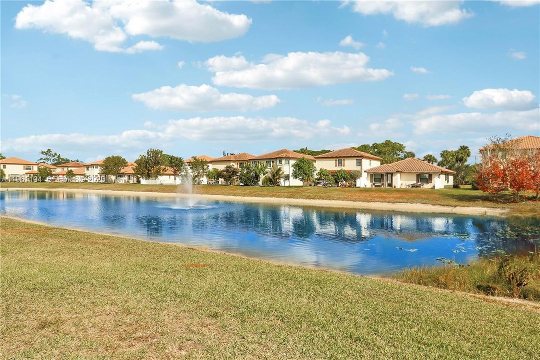 En Venta: $639,999 (4 camas, 3 baños, 2737 Pies cuadrados)