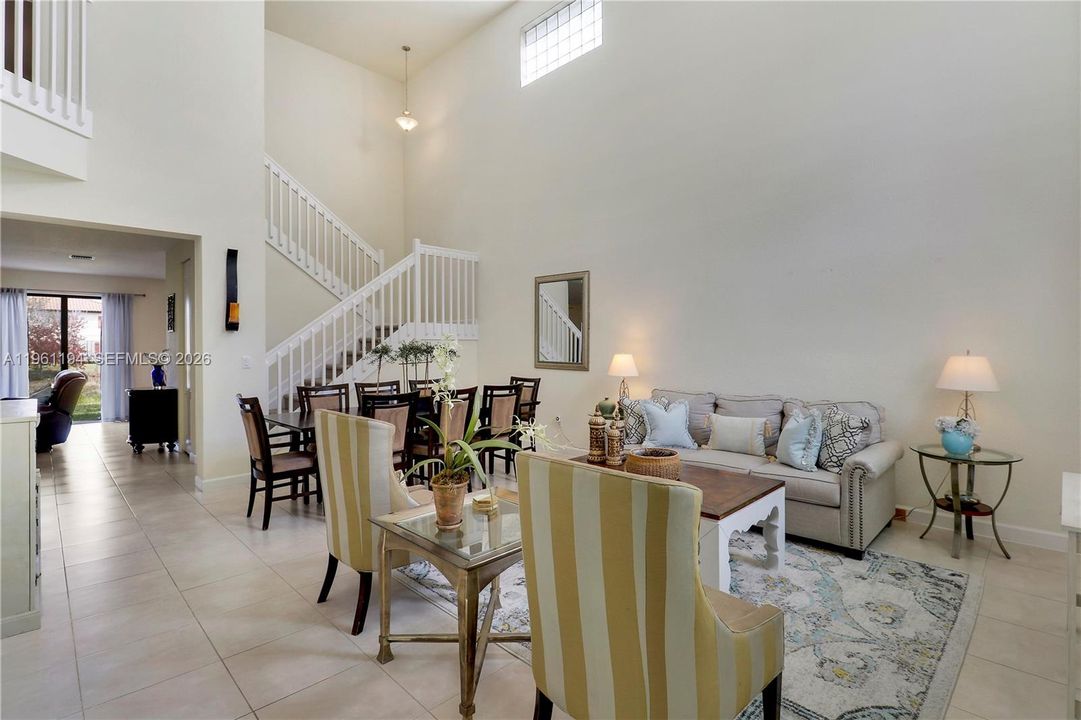 En Venta: $639,999 (4 camas, 3 baños, 2737 Pies cuadrados)