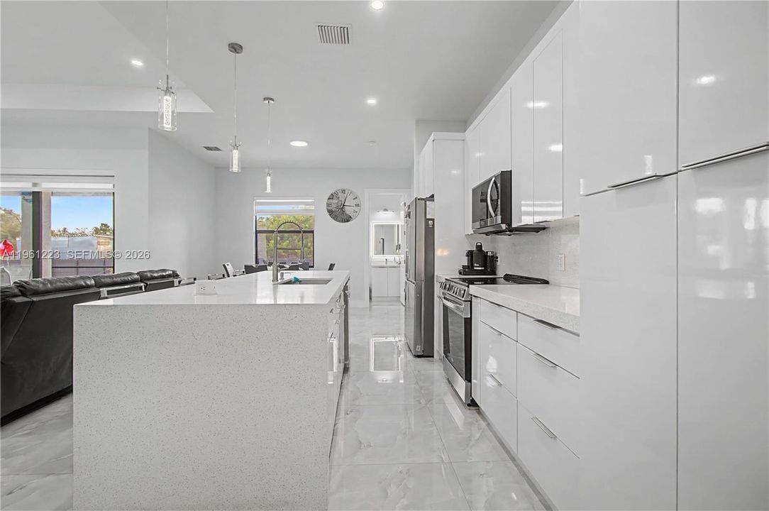 Под контрактом: $439,900 (3 спален, 2 ванн, 1643 Квадратных фут)